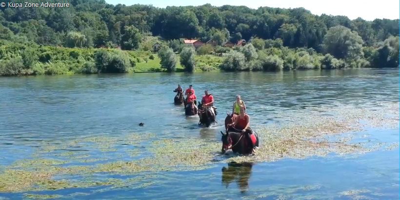 Mit dem Reitverband Pokuplje und Kupa Zone Adventure auf Pferden quer durch den Fluss