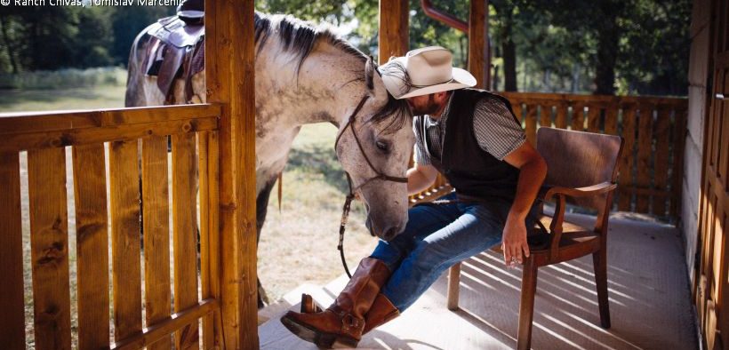 Ranchbesitzer Tomislav Marčenić auf seiner Veranda mit Pferd auf der Ranch Chivas