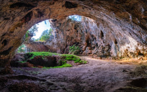 große Grotte in Vela Luka