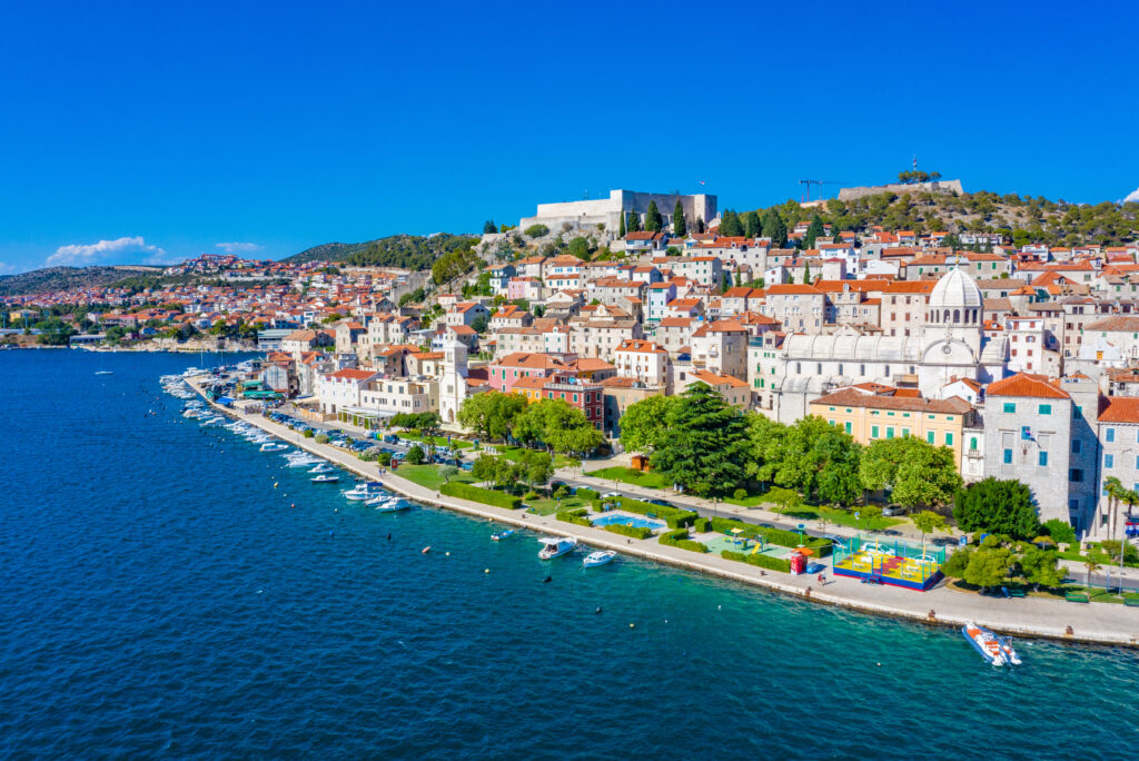 Promenade Sibenik mit Blick auf die Altstadt