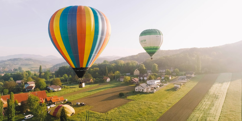 Heißluftballonrennen in Krapina Zagorje - Bunter Heißluftballon Kroatien