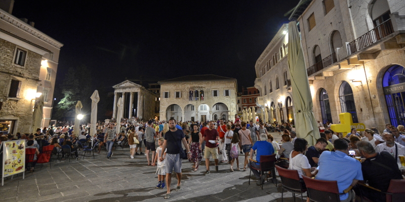 Pula Stadtleben bei Nacht