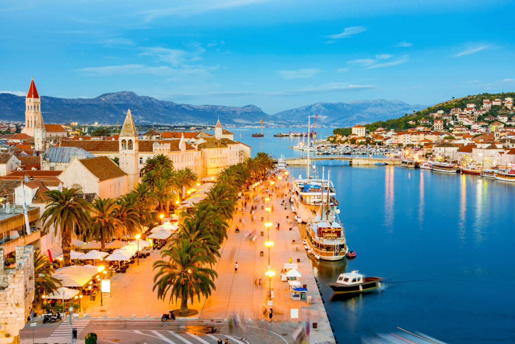 Trogir Altstadt Kroatien Abendstimmung an der Promenade