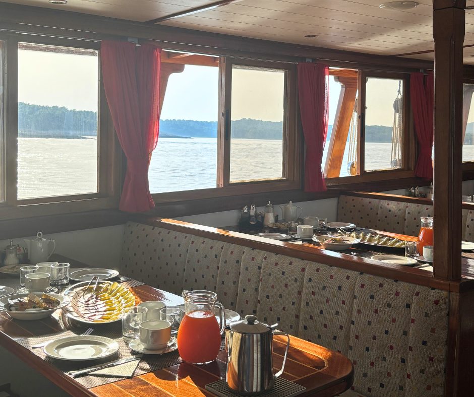 Frühstück an Bord der MS Maček mit Blick auf das Meer