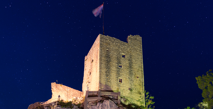 Omis Peovica Die Festung Mirabella Nacht