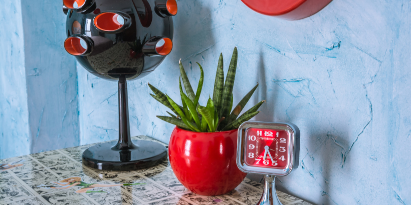 Vintage Dekoration 60er Uhr Tisch und Retrolampe