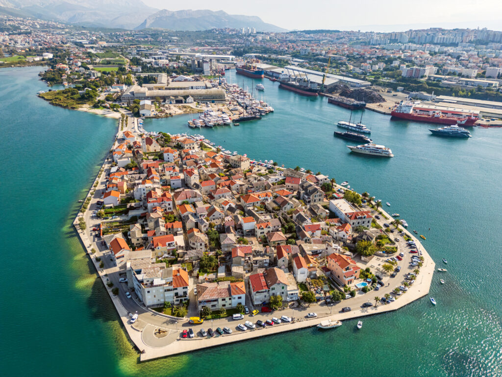 Die Stadt Vranjic in der Nähe von Split