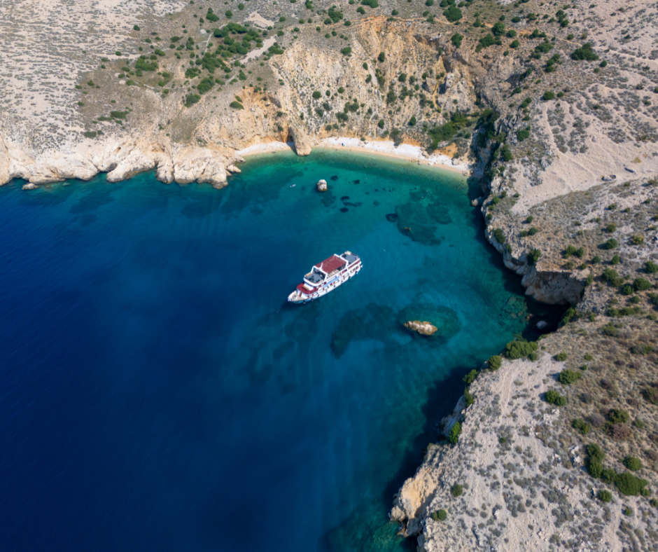 Schiff MY Vita in einer einsamen Bucht – unterwegs auf Kreuzfahrten ab Rijeka.