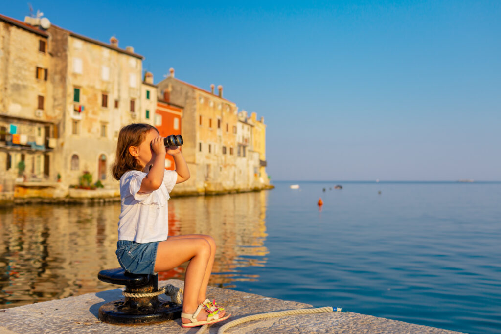 Kind mit Fernglas in Rovinj Kroatien