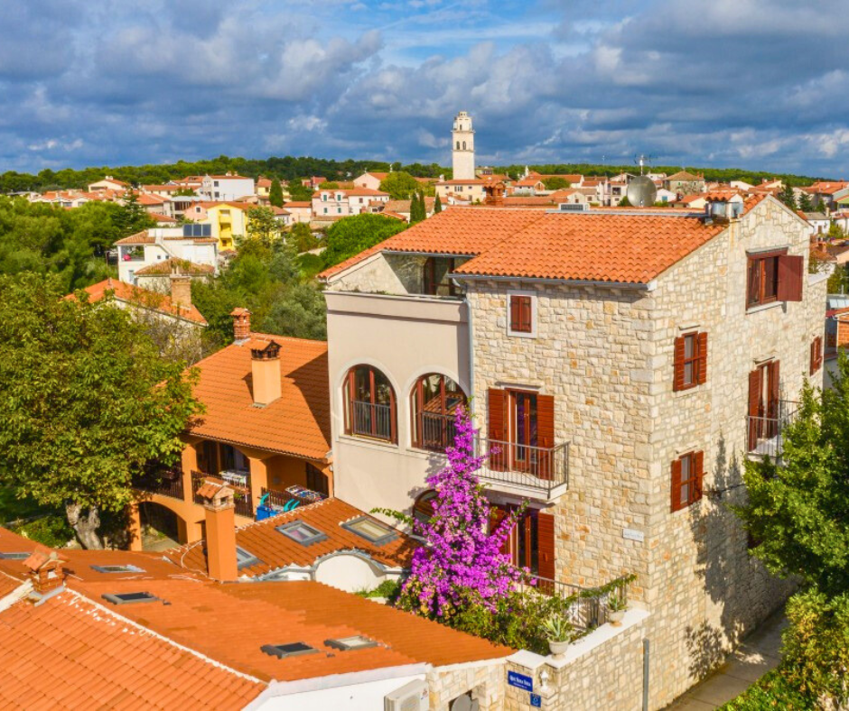Casa Que Sera Sera – charmantes Steinhaus in Pula, eingebettet in mediterrane Dorfkulisse mit Blick auf die Kirchturmspitze von Prematura.