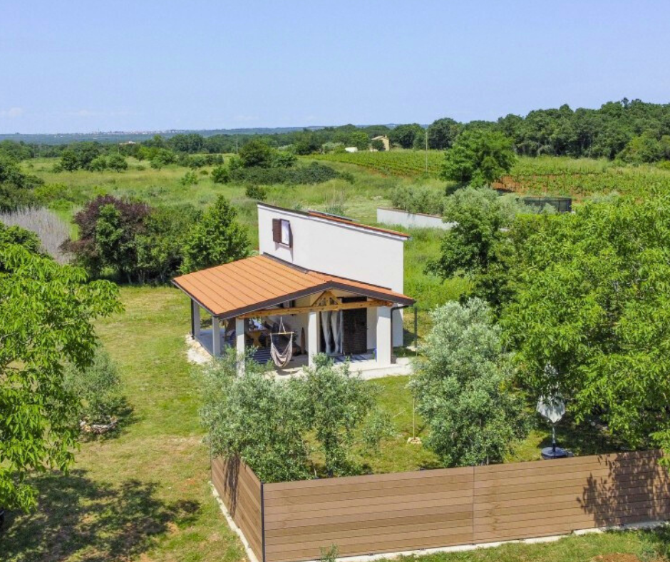Das naturnahe Tiny House Casa Ulika auf großem Grundstück bei Pula, Istrien.