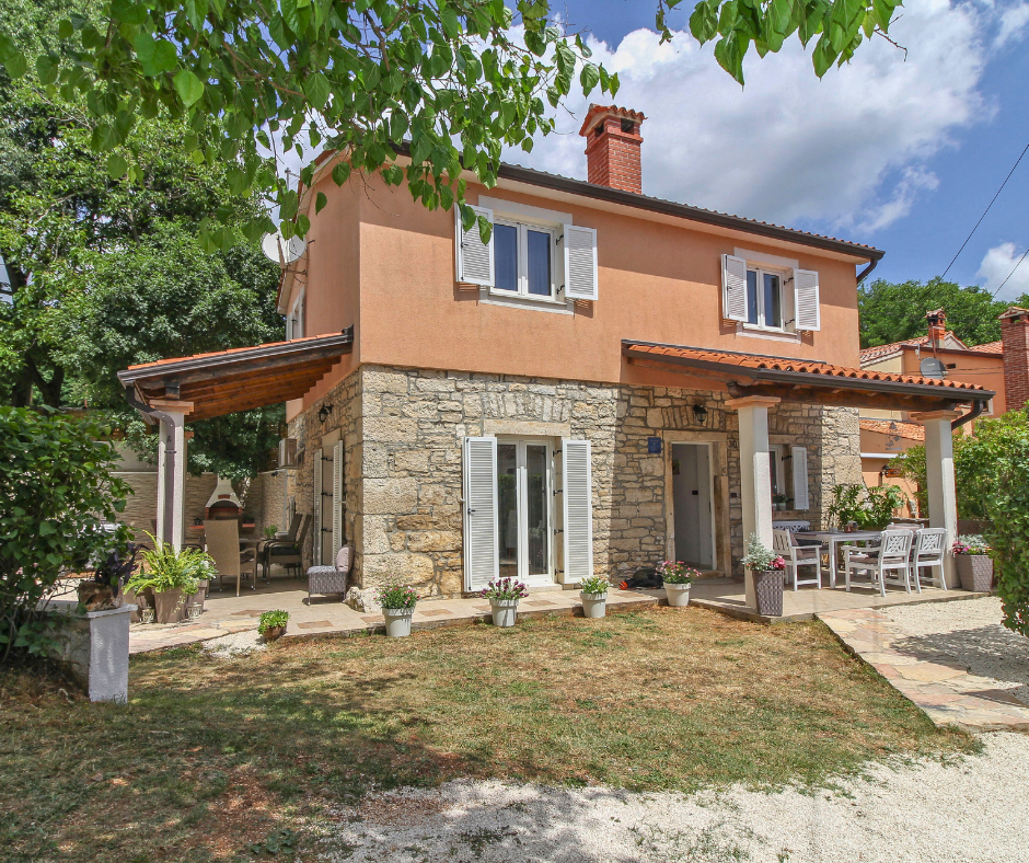 Kinderfreundliche Ferienhäuser: Villa Tiffany – freistehendes Ferienhaus mit Steinfassade, Terrasse und grünem Garten in Kroatien.
