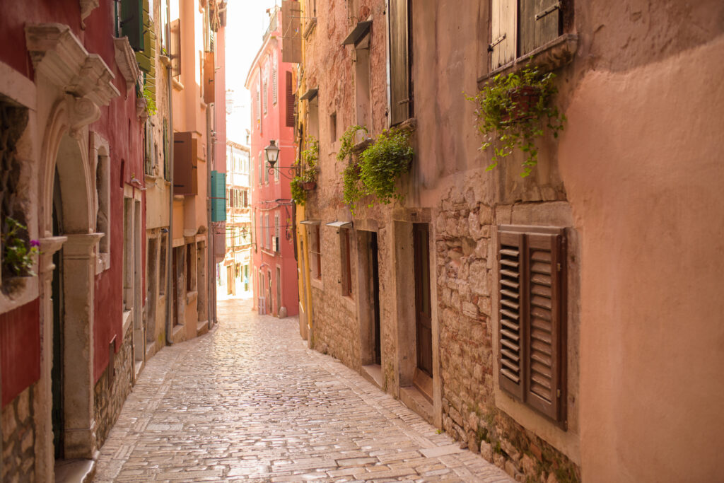 Altstadtgasse in Rovinj im Herbst