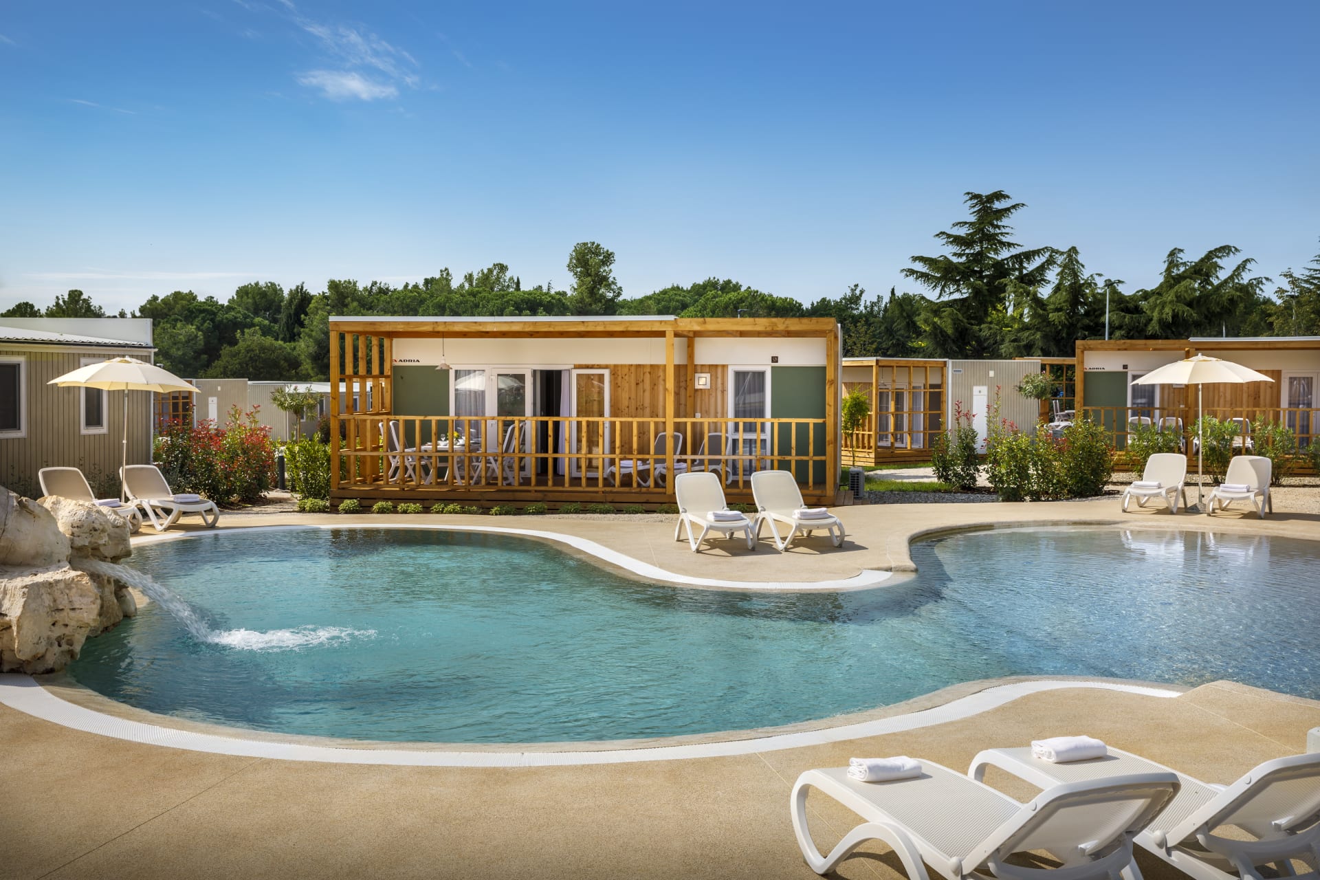 Camping Polari bei Rovinj mit modernen Mobile Homes und Poolanlage unter blauem Himmel – ideal für Frühbucher Kroatien 2026.
