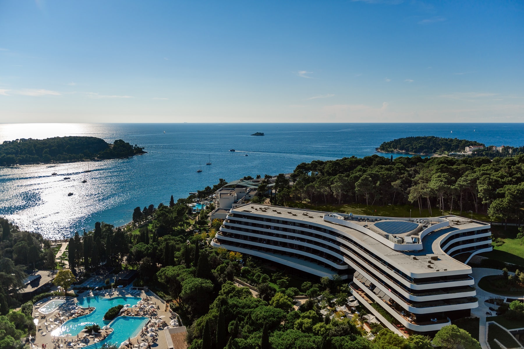 Hotel Lone in Rovinj mit Poollandschaft und Blick auf das Adriatische Meer – modernes Designhotel der Maistra Collection, ideal für Frühbucher Kroatien 2026.