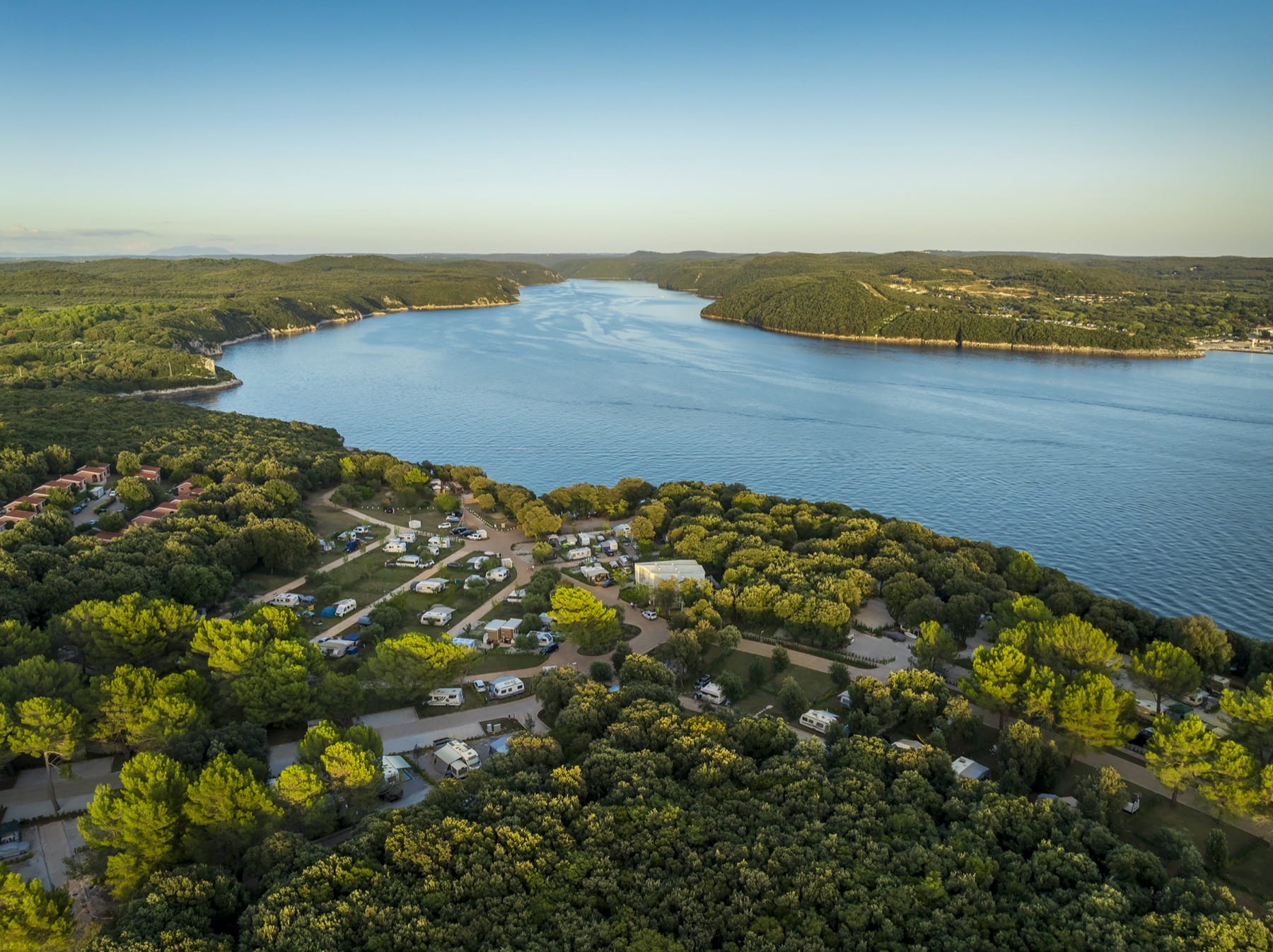 Koversada Park Camping Resort am Lim-Fjord in Vrsar mit Stellplätzen im Grünen und Blick auf die Adria – ideal für Frühbucher Kroatien 2026.