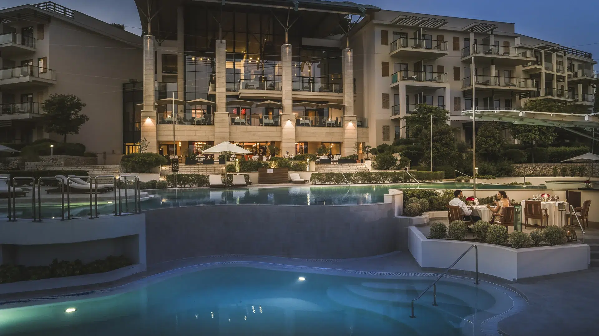 Hotel Monte Mulini in Rovinj bei Abendstimmung mit Pool und Meerblick – luxuriöses 5-Sterne-Hotel der Maistra Collection, ideal für Frühbucher Kroatien 2026.