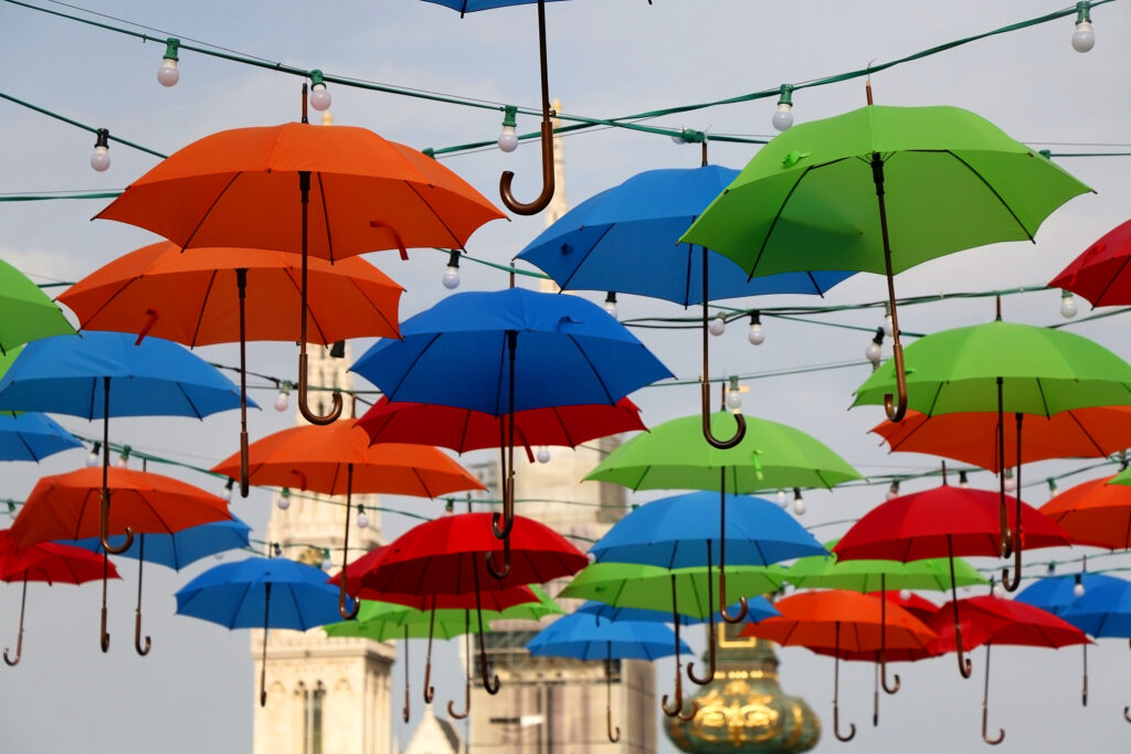 Regenschirme hängend auf der Straße mit Blick auf die Kathedrale von Zagreb