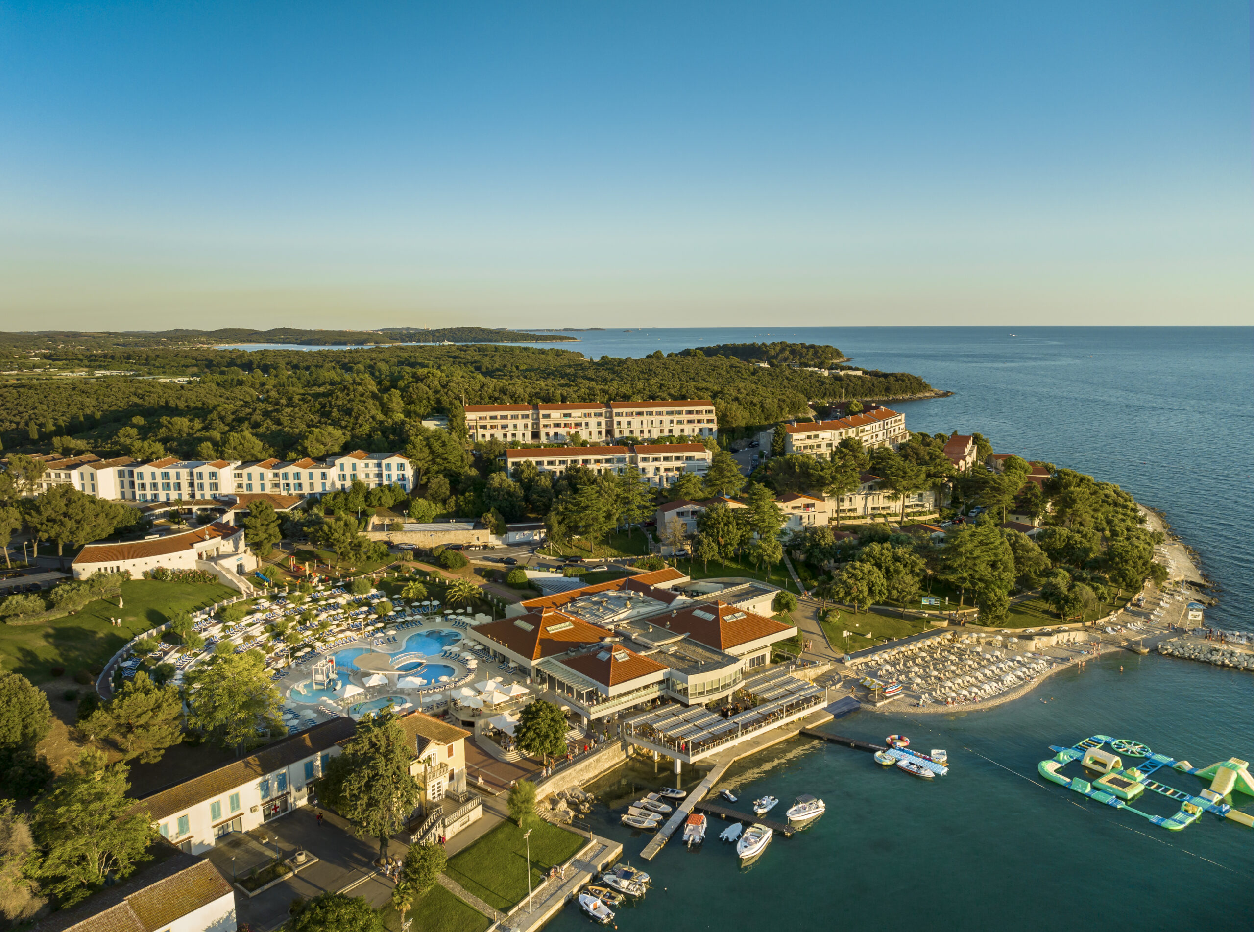 Schönes Resort am Meer mit Pools. Resort Belvedere Frühbucher Kroatien 2026